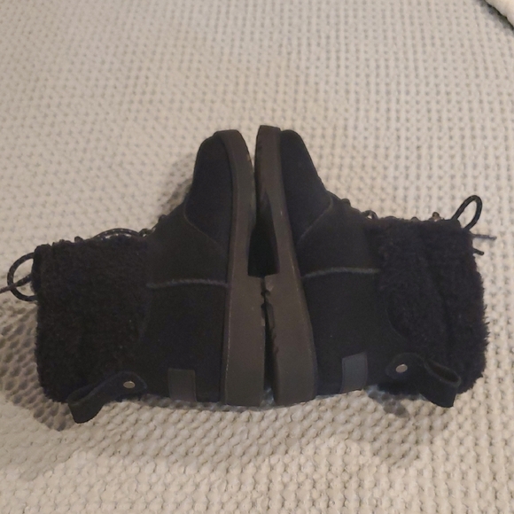 UGG Black Ankle Boots with Fur Lining (29) - Picture 5 of 9